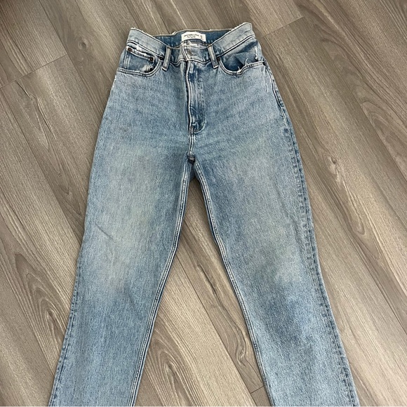 Abercrombie Curve Love 90s Straight Jean - Picture 1 of 5